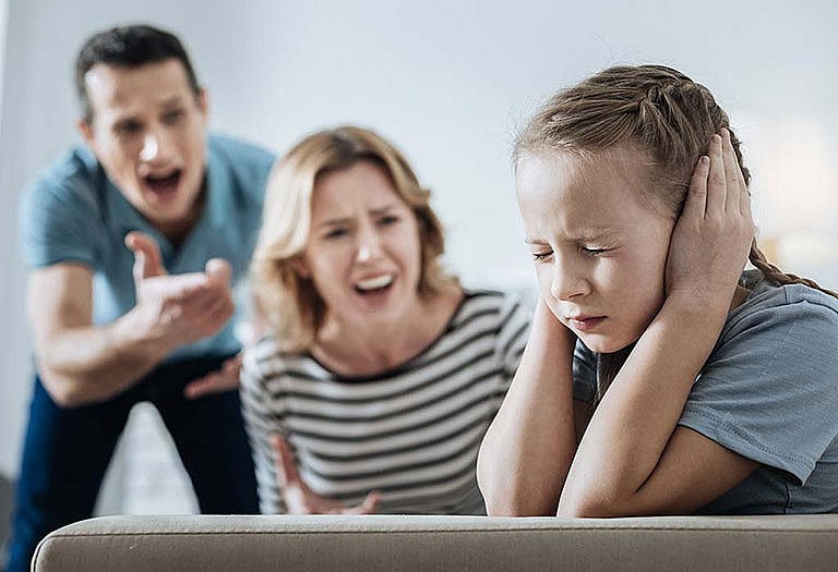Con cái dần trở nên xa cách cha mẹ. (Ảnh: minh họa)