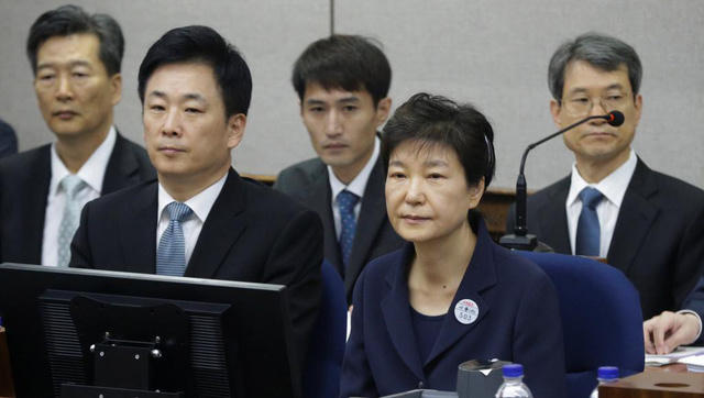 Cựu tổng thống Hàn Quốc bà Park Geun Hye (phải, hàng đầu) trong phiên tòa tại Seoul, ngày 23/5/2017 - Ảnh: REUTERS