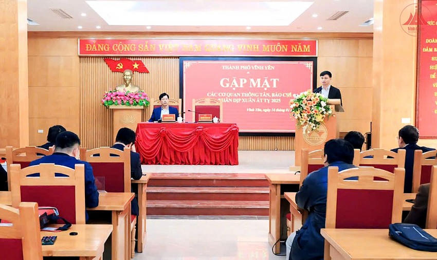 Bí thư Thành ủy Vĩnh Yên Nguyễn Trung Hải phát biểu tại buổi gặp mặt.
