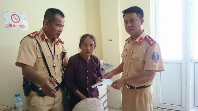 Cụ Hương được các Chiến sỹ CSGT Đội 5 nhiệt tình giúp đỡ.