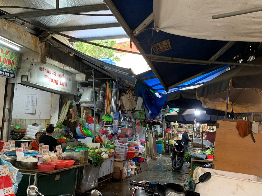 Tại chợ truyền thống Láng Thượng, đang giờ cao điểm nhưng lác đác chỉ có vài khách đến mua hàng.