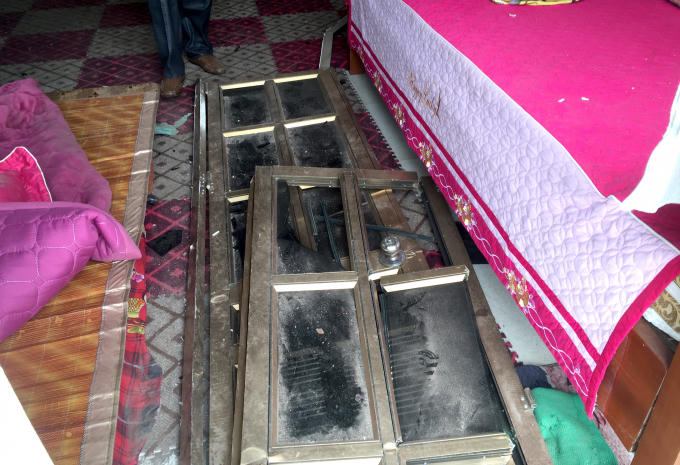 Toàn bộ cửa kính của một gia đình bị phá hủy....