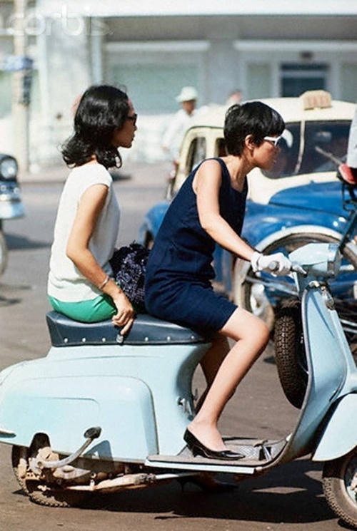 Cô gái với mái tóc tém hiện đại bên chiếc xe Vespa.