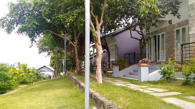 Một cụm nhà nghỉ siêu sang, mọc trên giữa sườn núi, nơi được đánh giá có vị trí đắc địa nhất của núi.