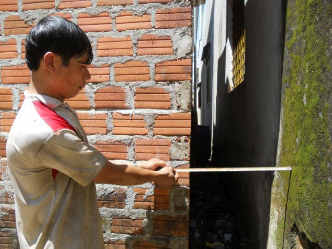 Phần móng và tường nhà ông Tấn nằm hoàn toàn trên đất của ông, cách vách tường nhà ông Đức khoảng 0,5m.