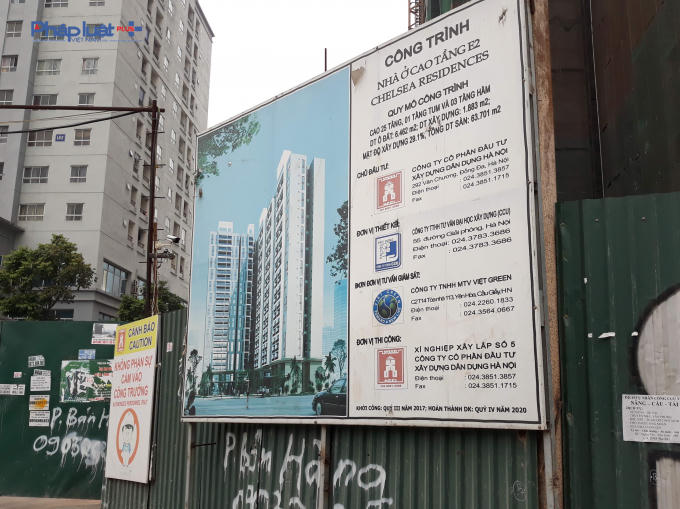 Bảng thông tin tại cổng dự án.