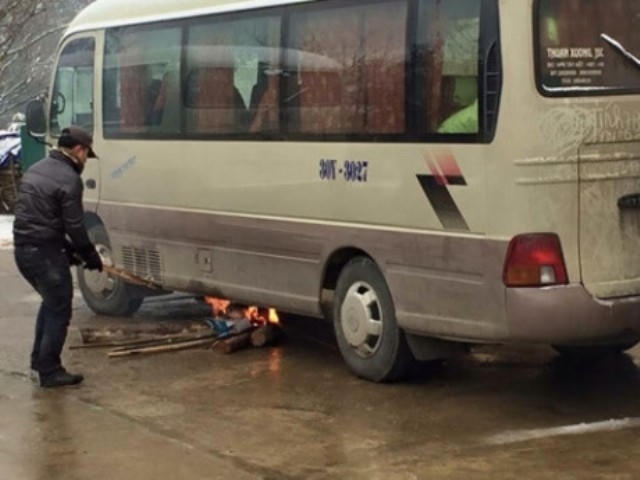Nhiều tài xế phải "nướng" bình xăng để có thể di chuyển tiếp. (Ảnh: Diễn đàn otofun.net)