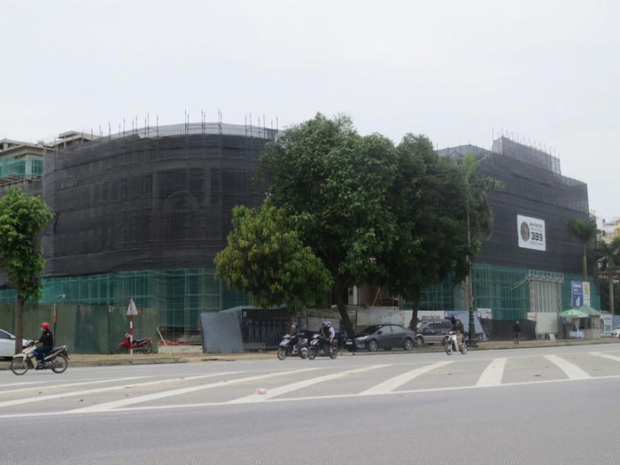 Sau khi nắm quyền sử dụng mảnh đất vàng có diện tích gần 7.000m2, Cty Sơn Trang cũng nhanh chóng bắt tay vào việc xây dựng các hạng mục