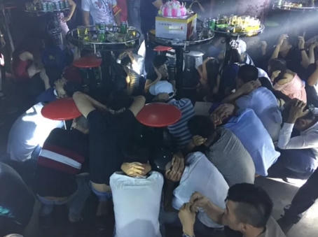 Đột k&iacute;ch qu&aacute;n bar Diamond, h&agrave;ng trăm thanh ni&ecirc;n quay cuồng trong tiếng nhạc