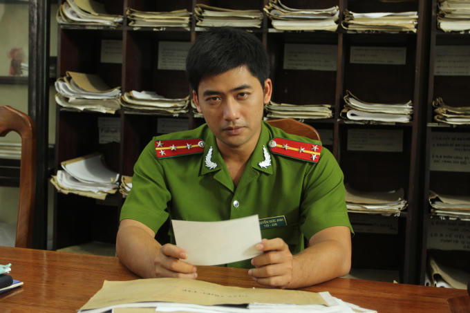 Gã giang hồ lạnh lùng bỗng chốc xuất hiện với hình ảnh đạo mạo, uy nghiêm gây sốc cho khán giả.