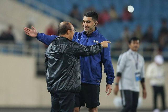 Trọng tài nhắc nhở huấn luyện viên Park Hang Seo không ra quá sát biên.