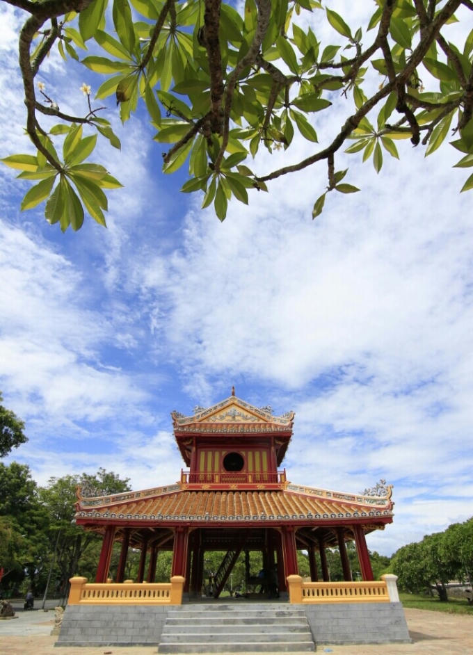 Phu Văn Lâu là một tòa lầu nằm trên trục Dũng Đạo của Kinh thành Huế, được xây dựng vào năm 1819 dưới thời vua Gia Long, là nơi niêm yết những chỉ dụ quan trọng của nhà vua và triều đình. Ảnh Bảo Minh