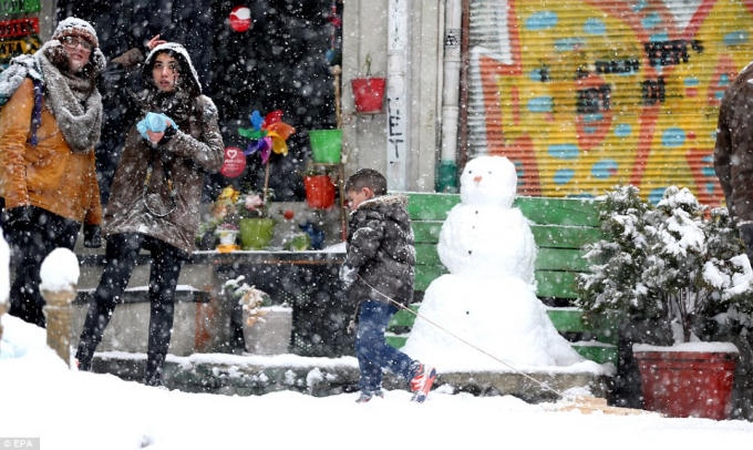 Người tuyết ở thủ đ&ocirc; Istabul, Thổ Nhĩ Kỳ. (Ảnh: EPA)