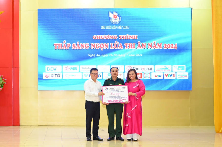 Chủ tịch Hội Nhà báo Lê Quốc Minh cùng đại diện Quỹ vì tầm vóc Việt Vũ Thu Hằng trao tiền hỗ trợ xây dựng mô hình kinh tế cho Đồn Biên phòng Phúc Sơn - Ảnh Hội Nhà báo Việt Nam.