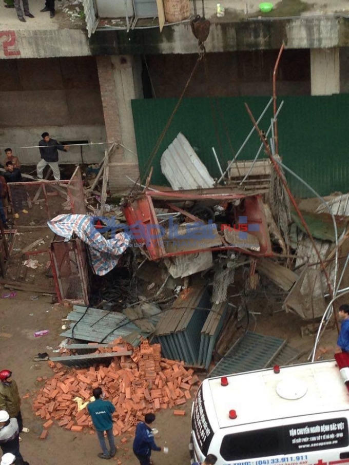 Chiếc thang vận bẹp dúm.