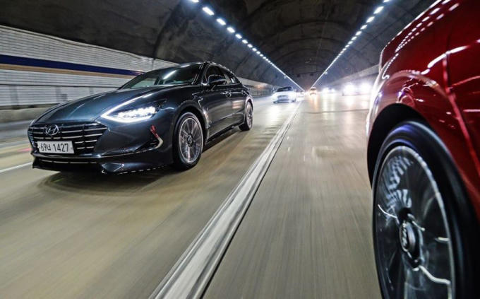 Ngo&agrave;i lưới tản nhiệt dạng Cascading Grille mới, điểm nhấn nổi bật nhất ở phần đầu xe ch&iacute;nh l&agrave; cụm đ&egrave;n pha thiết kế rất độc đ&aacute;o. Dải đ&egrave;n LED chạy ban ng&agrave;y m&agrave; Hyundai gọi l&agrave; &ldquo;Đ&egrave;n chiếu s&aacute;ng b&iacute; ẩn&rdquo; được lấy cảm hứng thiết kế từ mẫu HDC-2 concept v&agrave; được l&agrave;m từ vật liệu cr&ocirc;m. Nhằm mang lại hiệu ứng ấn tượng hơn, dải đ&egrave;n LED chạy ban ng&agrave;y được t&iacute;ch hợp v&agrave;o dải cr&ocirc;m chạy dọc theo nắp ca-p&ocirc;. Ngo&agrave;i ra, thiết kế cụm đ&egrave;n hậu liền mạch &ocirc;m lấy đu&ocirc;i xe cũng rất ấn tượng v&agrave; bắt mắt.