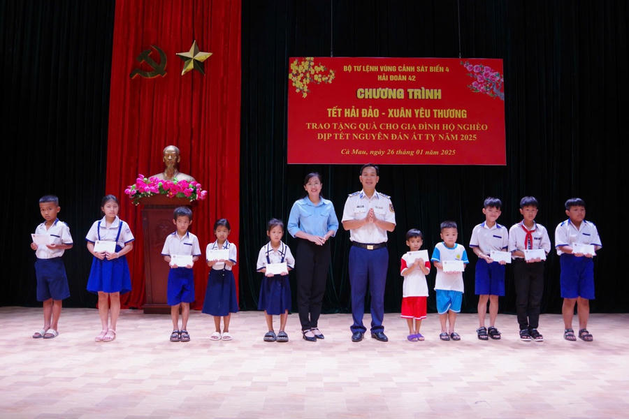 Thượng tá Lê Đức Tuấn - Phó Bí thư Đảng ủy, Hải đoàn trưởng và đại diện Huyện đoàn Năm Căn trao quà cho các cháu học sinh nghèo vượt khó