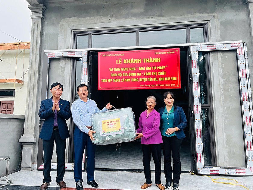 Phó Chủ tịch UBND huyện Đỗ Văn Trịnh tặng quà hộ gia đình Lê Thị Chắt.