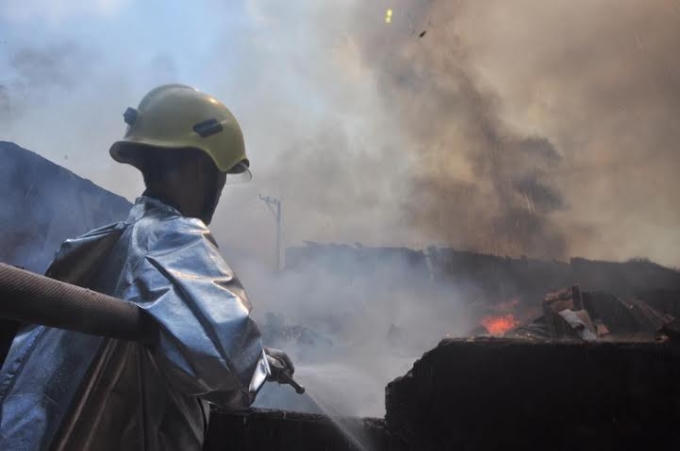 Lực lượng PCCC tiếp cận sâu bên trong vụ cháy.