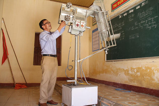 Sản phẩm dày công mày mò nghiên cứu đã mang lại niềm vui không nhỏ đối với hai thầy giáo trường làng.