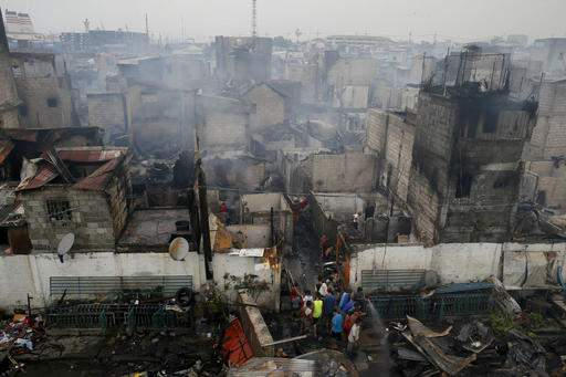 Hiện tại, sau vụ hỏa hoạn ch&iacute;nh phủ Philippines đ&atilde; thiết lập 3 trung t&acirc;m sơ t&aacute;n, cung cấp đồ ăn, nước uống cho khoảng 3.000 gia đ&igrave;nh bị mất nh&agrave; cửa.&nbsp;(Ảnh: AP)