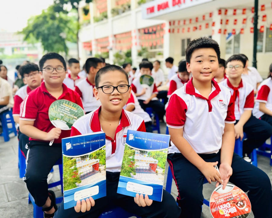 Học sinh trường THCS Dịch Vọng rất hào hứng.