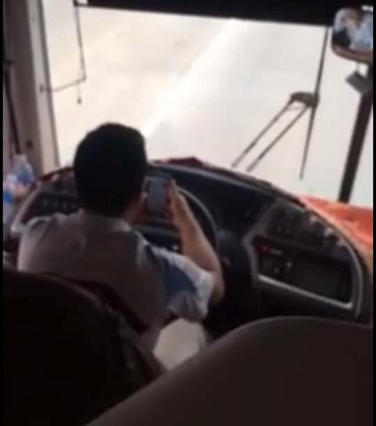 Vô tư buông hai tay sử dụng điện thoại khi đang lái xe.