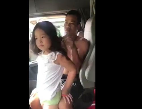 Hình ảnh ông bố chải tóc cho con gái trên chiếc xe container chở hàng khiến người xem không khỏi xúc động. Ảnh cắt từ clip.