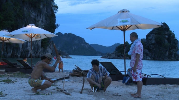 Anh Khoa như chàng thổ dân chuyên nghiệp chặt củi nhóm lửa.