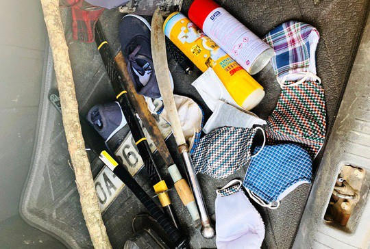 Hung khí do Công an thu giữ gồm gậy và dao kiếm