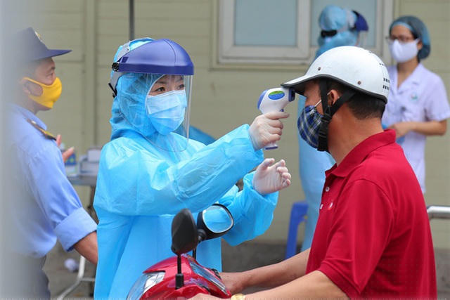 Người dân cần thực hiện nghiêm các khuyến cáo của ngành y tế để phòng chống dịch Covid-19. Ảnh: Duy Tuân.