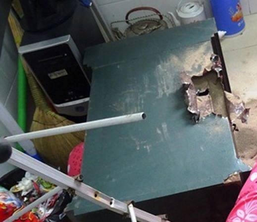 Chiếc két sắt bị kẻ gian phá hỏng.