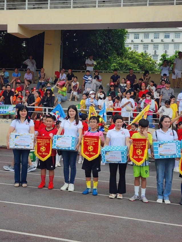 Đông đảo các bậc phụ huynh và các em học sinh tham gia cổ vũ.