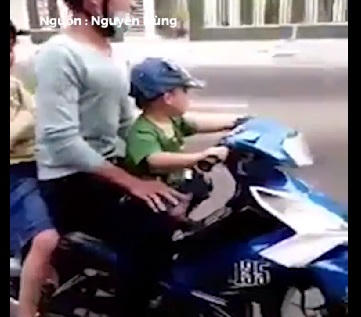 Một hành động vô cùng nguy hiểm cho những người ngồi trên xe và người tham gia giao thông.