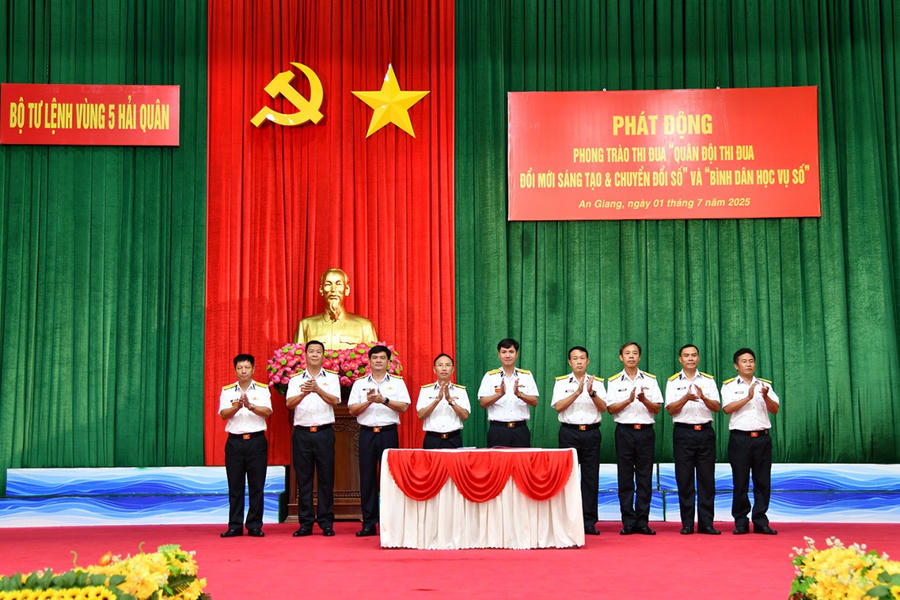 Thủ trưởng Bộ Tư lệnh Vùng 5 Hải quân chứng kiến giao ước thi đua của các cơ quan, đơn vị