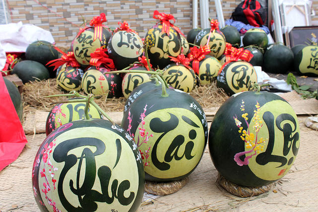 Giáp Tết: Kiếm tiền triệu nhờ điêu khắc trên vỏ dưa xanh