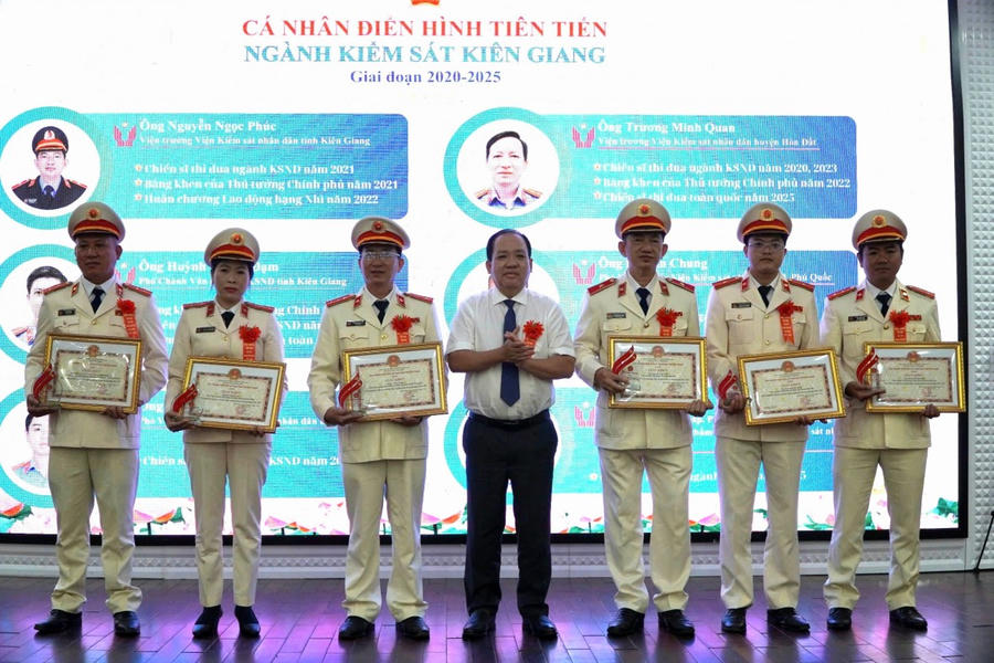 Ông Nguyễn Thanh Phong, Phó Chủ tịch UBND tỉnh Kiên Giang trao Giấy khen của VKSND tỉnh tặng các cá nhân điển hình tiên tiến.