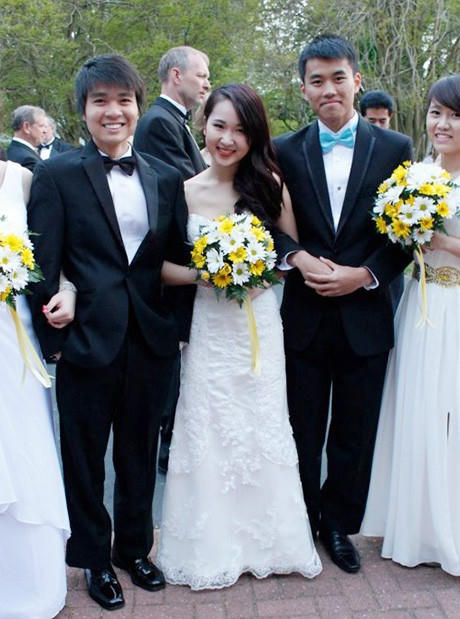 Ngọc Minh xinh đẹp trong một sự kiện cùng các du học sinh Việt tại Mỹ.