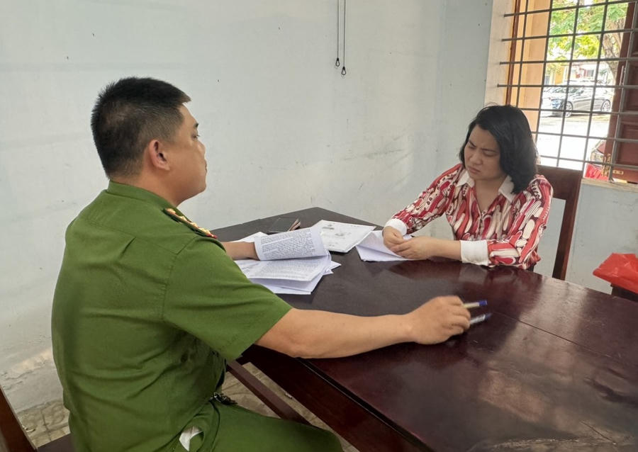 Đối tượng Hoàng Thị Ngọc Thúy tại Cơ quan Cảnh sát điều tra. Ảnh: Công an Quảng Bình.
