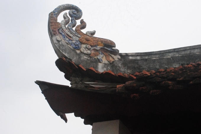 Phần mái Đao của Hạ điện đã bị bung ra và xệ hẳn xuống có thể rơi bất cứ lúc nào. Ảnh Duy Ngợi