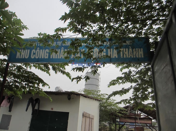 Cổng khu dự án nhà ở xã hội do Công ty cổ phần đầu tư Sản xuất và Thương mại Hà Thành làm chủ đầu tư.