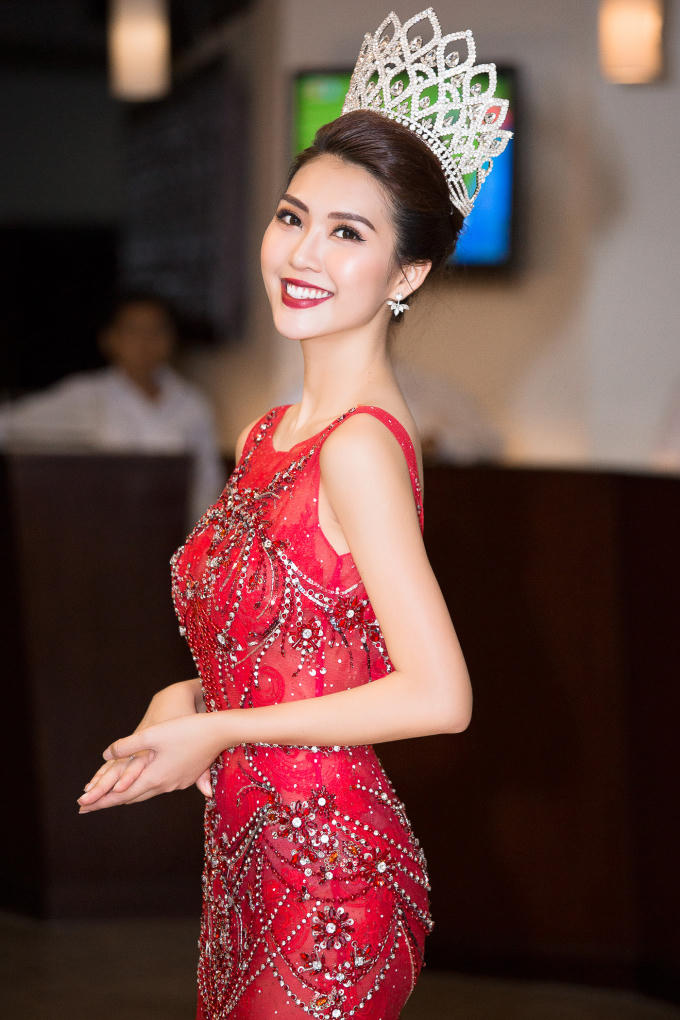 Tường Linh diện bộ váy dạ hội đỏ rực của NTK Đỗ Long.
