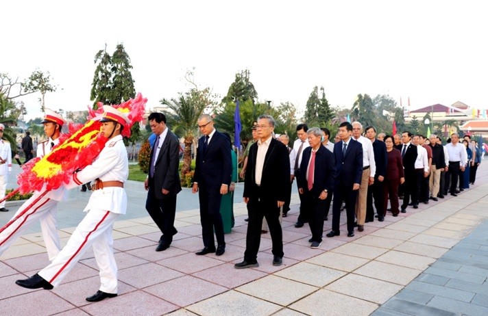 Đoàn đại biểu Tỉnh ủy Phú Yên dâng hoa viếng các Anh hùng liệt sỹ. Ảnh: phuyen.gov.vn