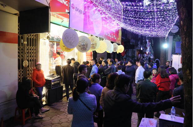 Dòng người xếp hàng nhộn nhịp ngay sau khi Trung tâm 27B Phan Đình Phùng, Q. Ba Đình, Hà Nội vừa mở cửa lúc 6h sáng.