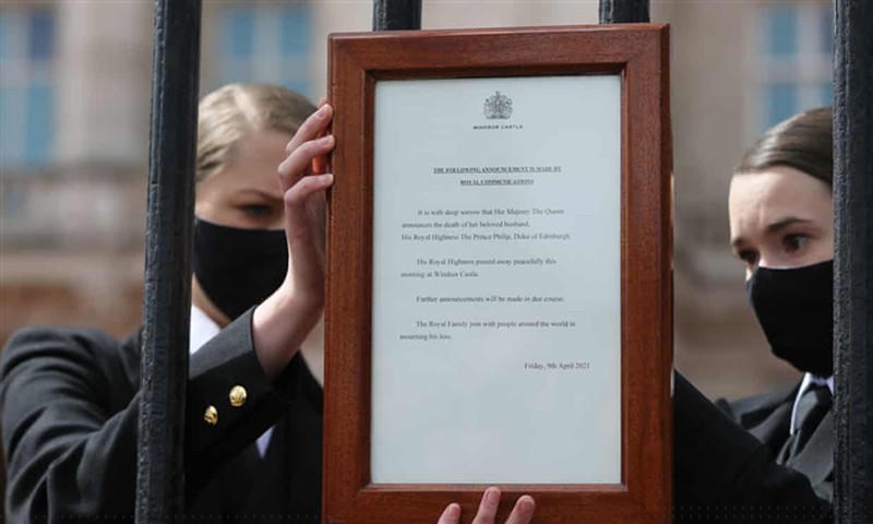 Hoàng gia Anh treo biển thông báo về sự qua đời của Hoàng thân Philip bên ngoài Cung điện Buckingham. 