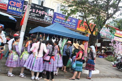 Dịp tết cũng là dịp mà người H' Mông đua nhau mua sắm.