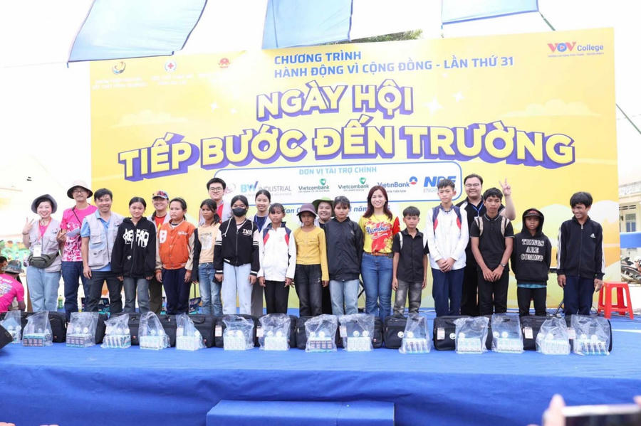 Chương trình Hành động vì cộng đồng lần thứ 31 dành nhiều phần quà thiết thực cho học sinh và người dân có hoàn cảnh khó khăn tại xã Kon Chiêng – tỉnh Gia Lai.