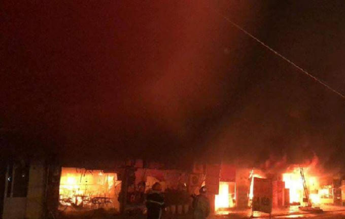 Sau đó lan rộng rạng nhiều gian hàng khác.