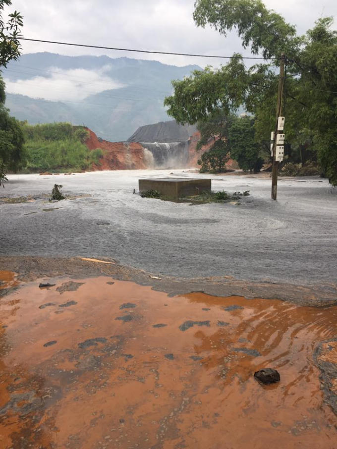 45.000 m3 nước và chất thải nhà máy sản xuất phân bón DAP 2 Lào Cai tràn ra môi trường.Ảnh CTV