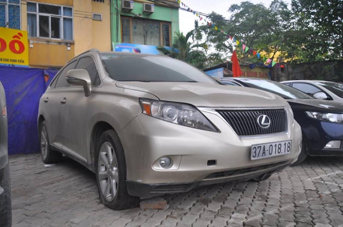 Một trong những xế hộp bị bắt giữ tại trụ sở cơ quan chức năng.
